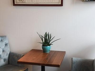 pokój, dwa fotele, stolik, obraz na ścianie